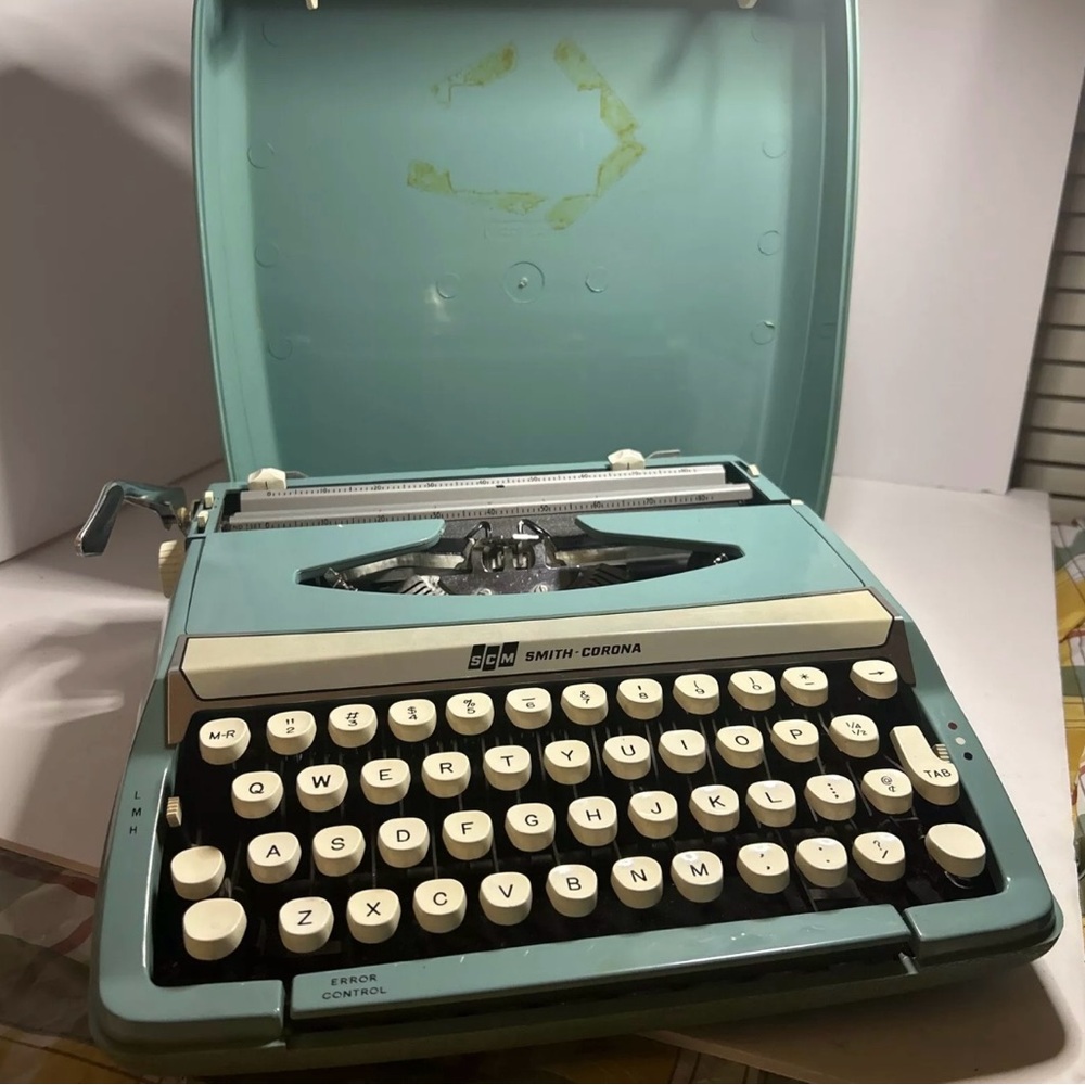 Smith Corona Corsair Deluxe Typewriter In Robin Egg Blue MINT- UNTESTED